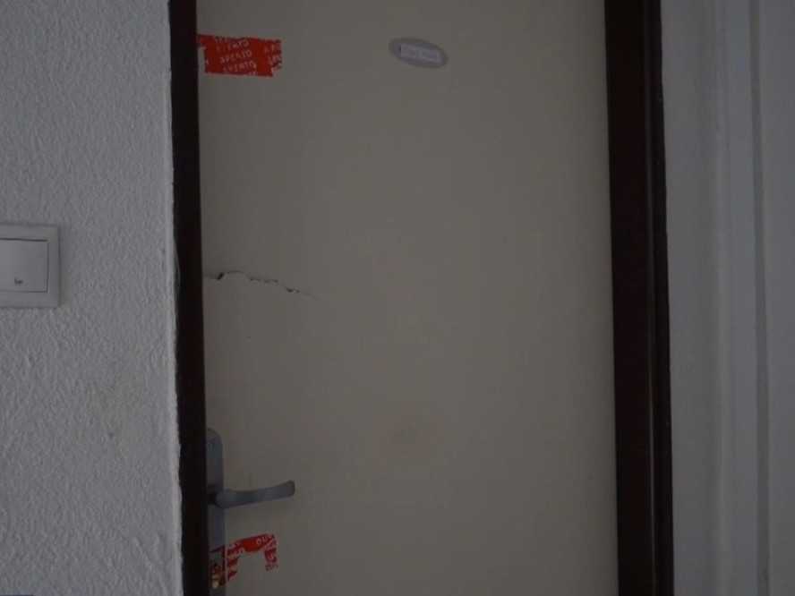 Na snímke dvere bytu, v ktorom Krompašan väznil tínedžerku.