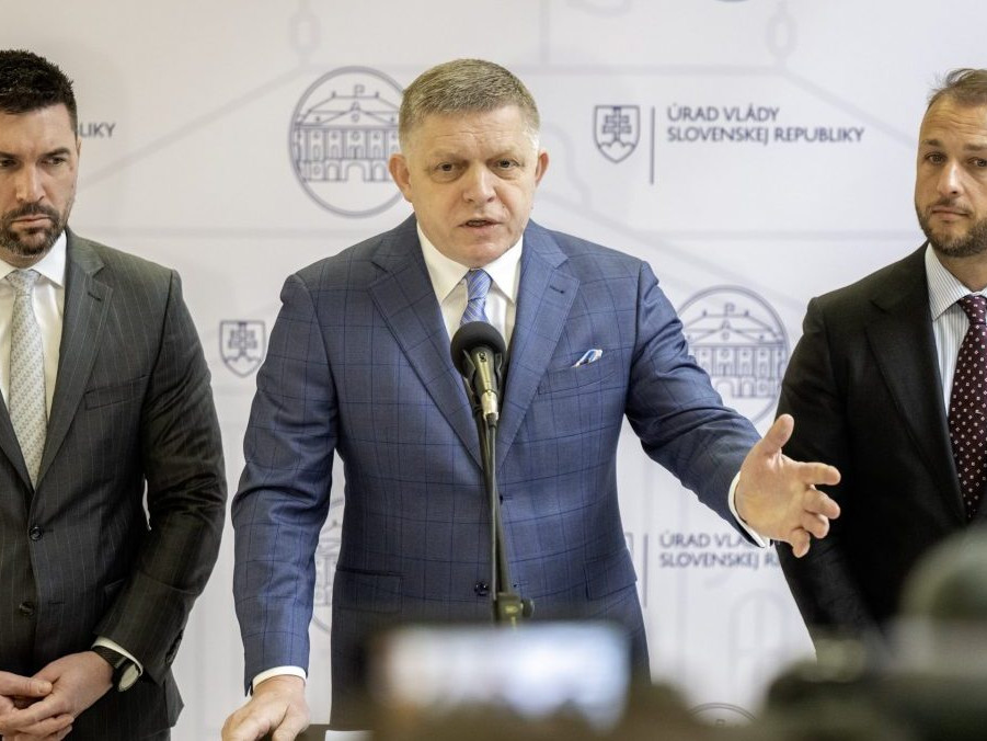 Na snímke zľava Richard Takáč, Robert Fico a Matúš Šutaj Eštok.