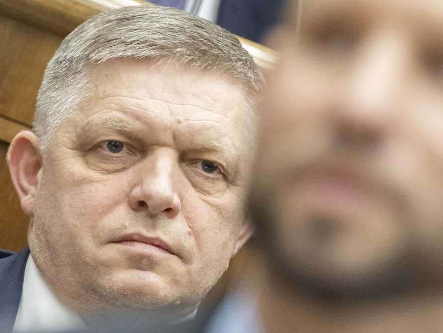 V pozadí Robert Fico, v popredí Michal Šimečka.