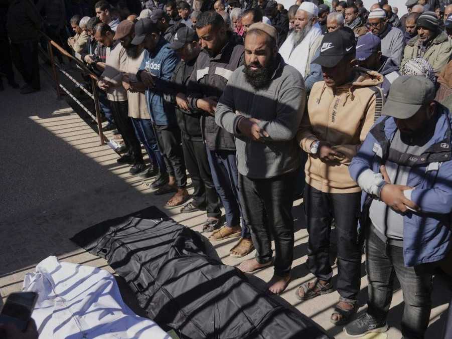 Palestínčania sa modlia pri telách zabitých.