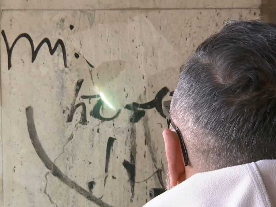 Na snímke odstraňovanie graffiti v Košiciach pomocou laseru.