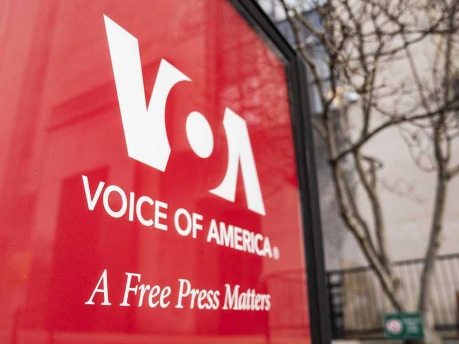 nápis Voice of America