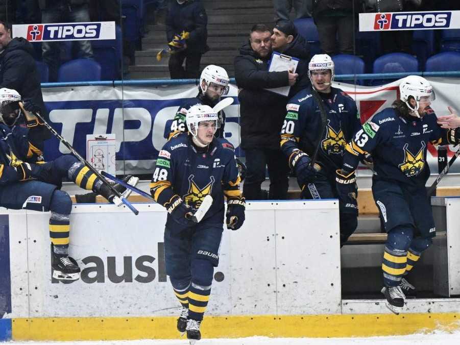 Na snímke hráči Spišskej Novej Vsi po víťazstve v piatom zápase štvrťfinále play off hokejovej Tipos extraligy.