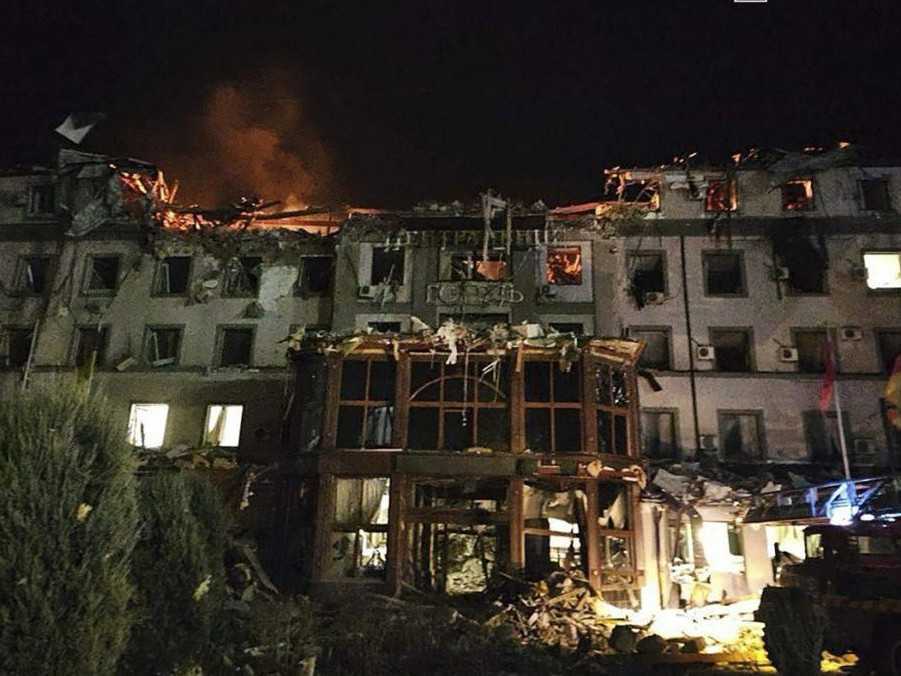 Na snímke hotel v meste Kryvyj Rih, ktorý zasiahla ruská raketa.