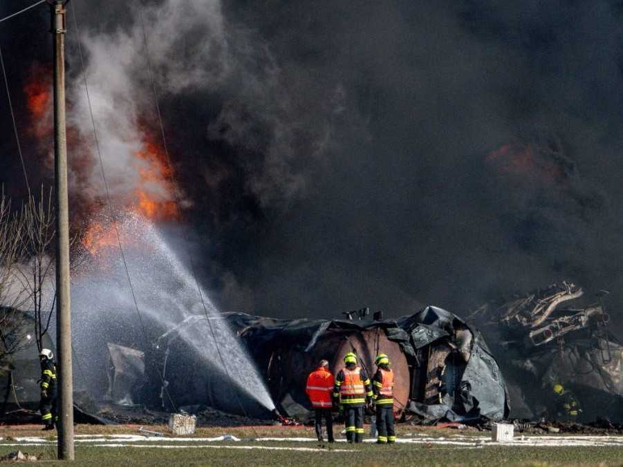 Na archívnej snímke miesto havárie vlaku.