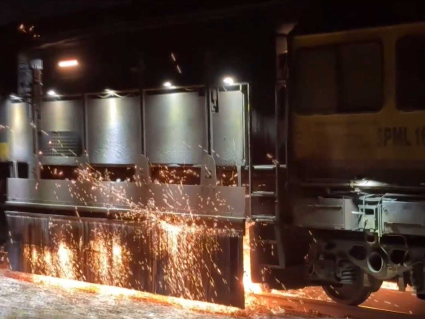 Vozidlo dokáže zbrúsiť tri až štyri kilometre koľajníc za hodinu.