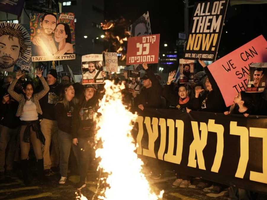 Protest v Tel Avive za prepustenie rukojemníkov zadržiavaných Hamasom.