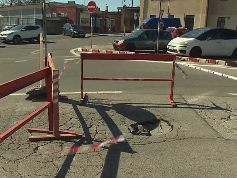 Na snímke diera na frekventovanej ceste v Nitre.