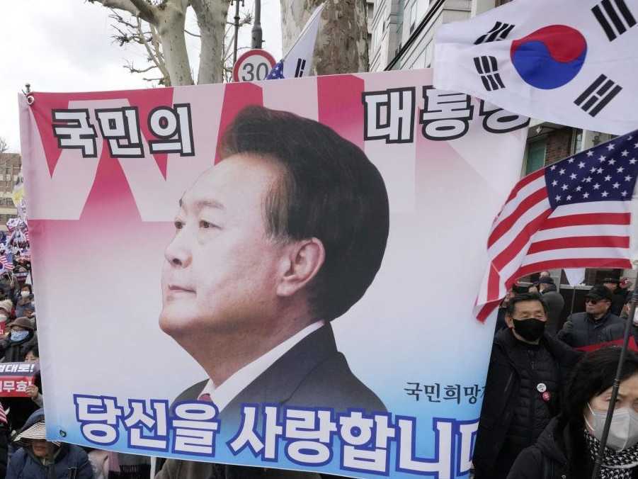 Na snímke stúpenci obvineného juhokórejského prezidenta Jun Sok-jola sa zúčastňujú na zhromaždení proti jeho obvineniu.