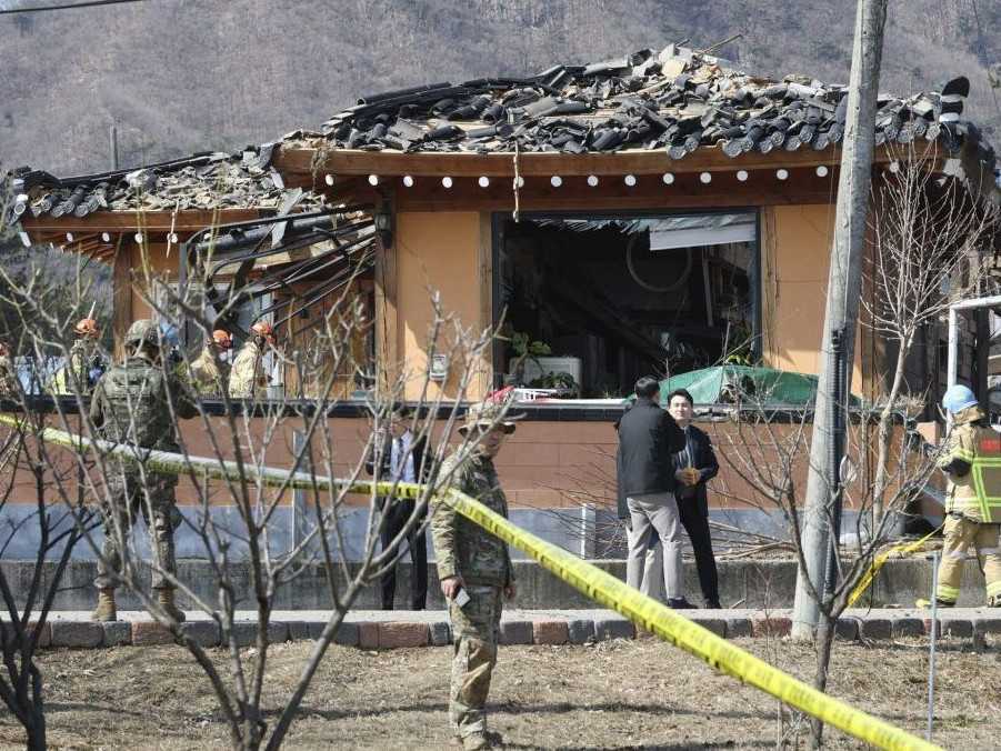 Na sníme juhokórejskí vojaci neďaleko miesta nešťastia.