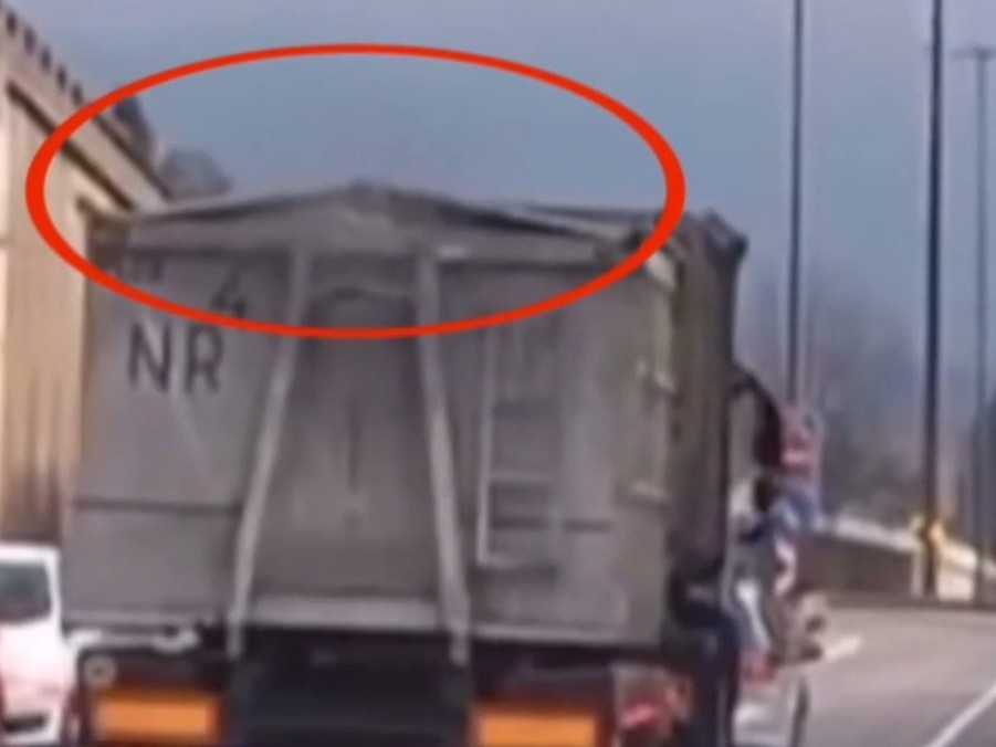 Na snímke amatérske zábery zachytávajú nedostatočne zabezpečené auto, ktoré prepravuje zvieratá do kafilérie.