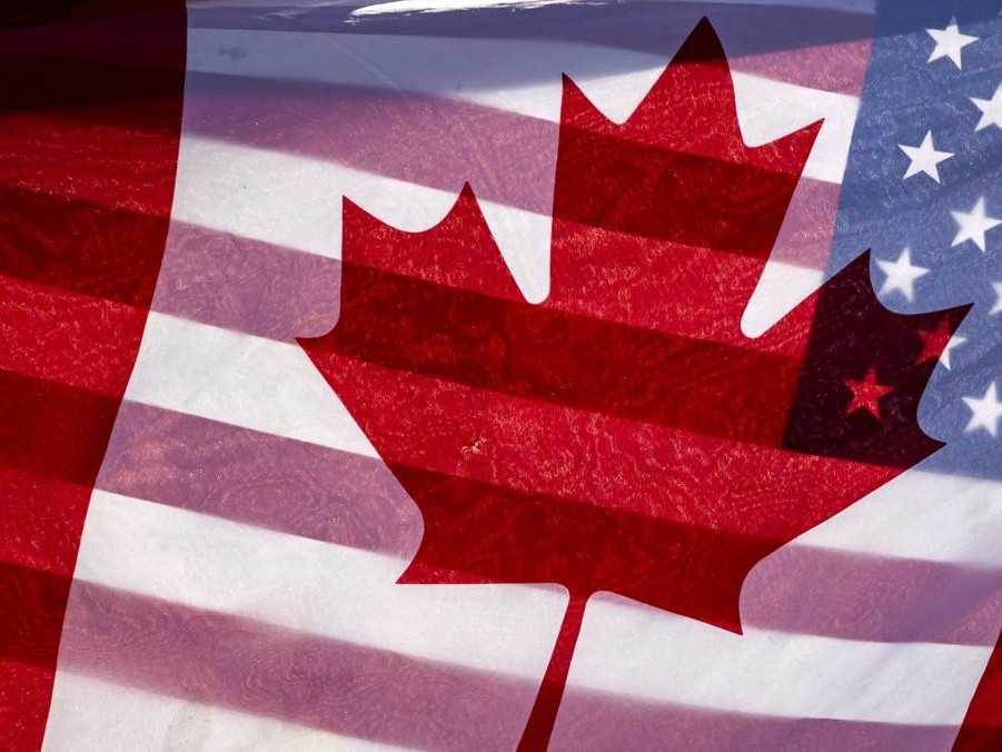 Na ilustračnej snímke vlajka Kanady a USA.