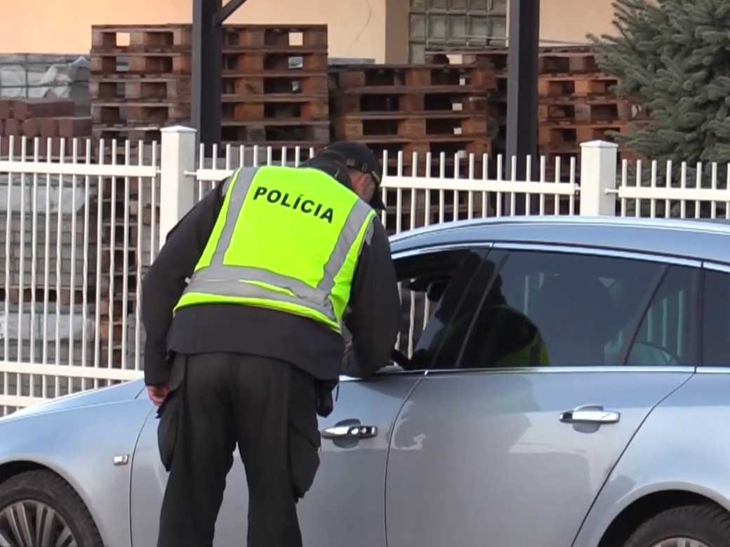 Dráma pri rekreačnom stredisku na východe: Muž šoféroval auto, výstrely z neznámeho vozidla mu rozbili sklo