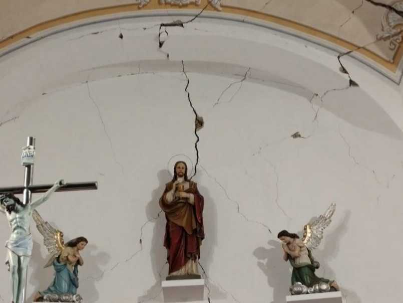 Na archívnej snímke kostol po zemetrasení.