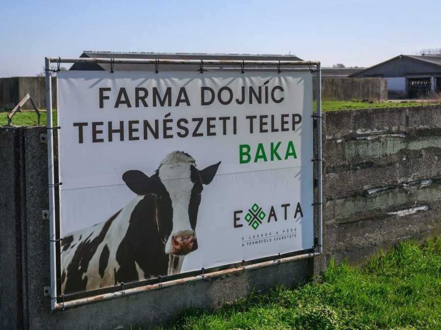 Nápis farmy dojníc v obci Baka.