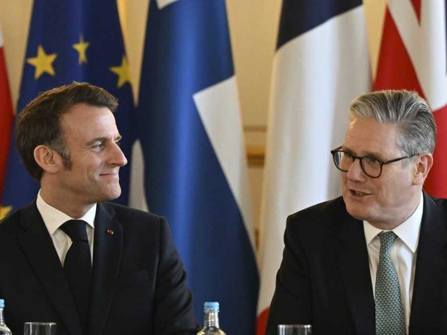 Francúzsky prezident Emmanuel Macron a britský premiér Keir Starmer.