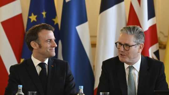 Francúzsky prezident Emmanuel Macron a britský premiér Keir Starmer.