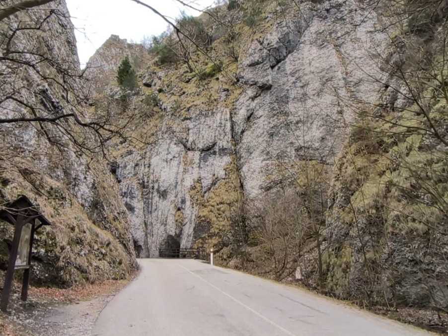 Cestu v Manínskej tiesňave pre zosuv kamennej lavíny zatvorili. Hrozí ďalší pád skál z brala