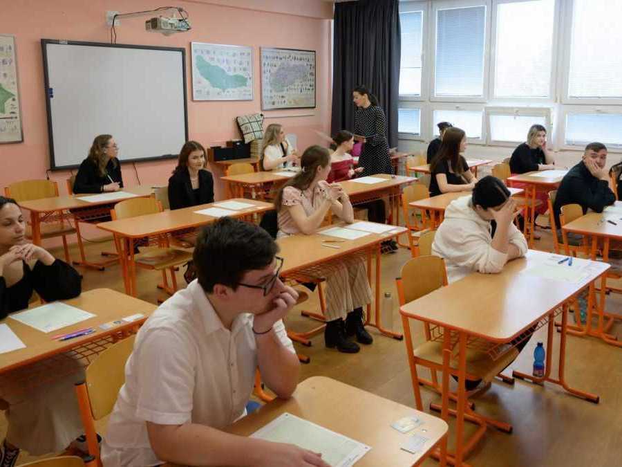 Žiaci pred maturitou zo slovenského jazyka a literatúry.