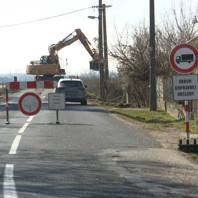 Most na Tekove pri Leviciach samospráva zbúra, ľudia jazdia do práce o niekoľko kilometrov viac