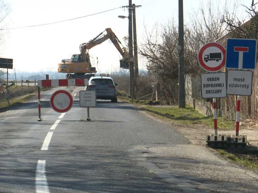 Most na Tekove pri Leviciach samospráva zbúra, ľudia jazdia do práce o niekoľko kilometrov viac