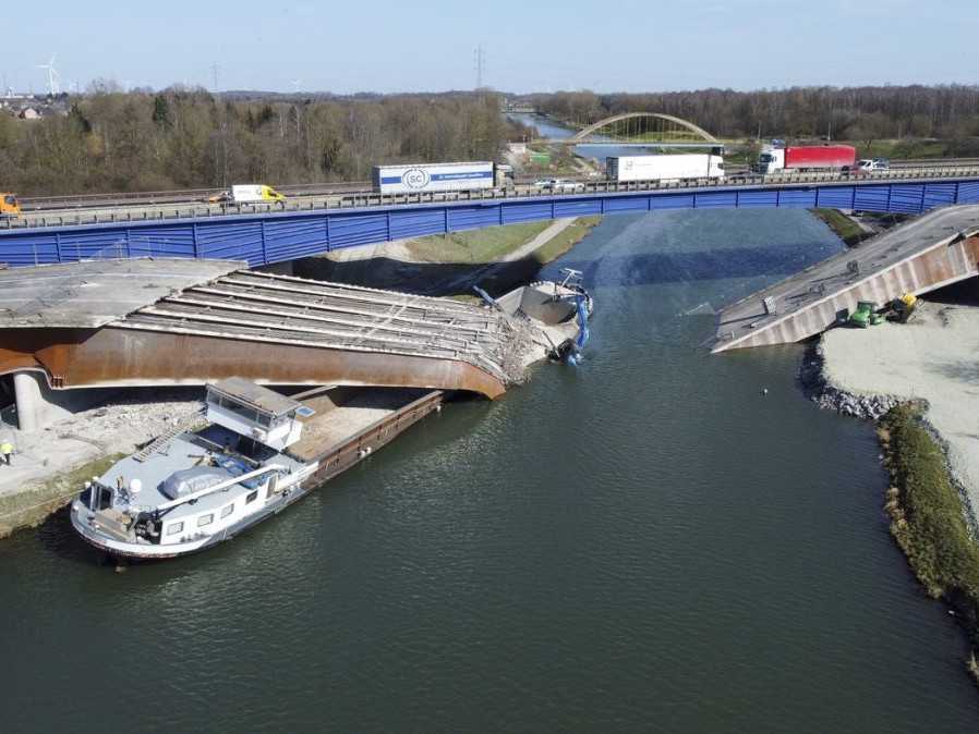 Na snímke spadnutý most v Belgicku.