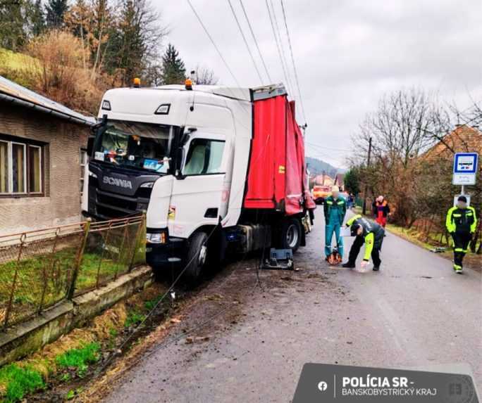 Opitý vodič kamiónu zišiel v obci pri Novej Bani z cesty, zrazil pri tom chodkyňu