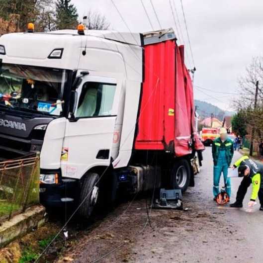 Opitý vodič kamiónu zišiel v obci pri Novej Bani z cesty, zrazil pri tom chodkyňu