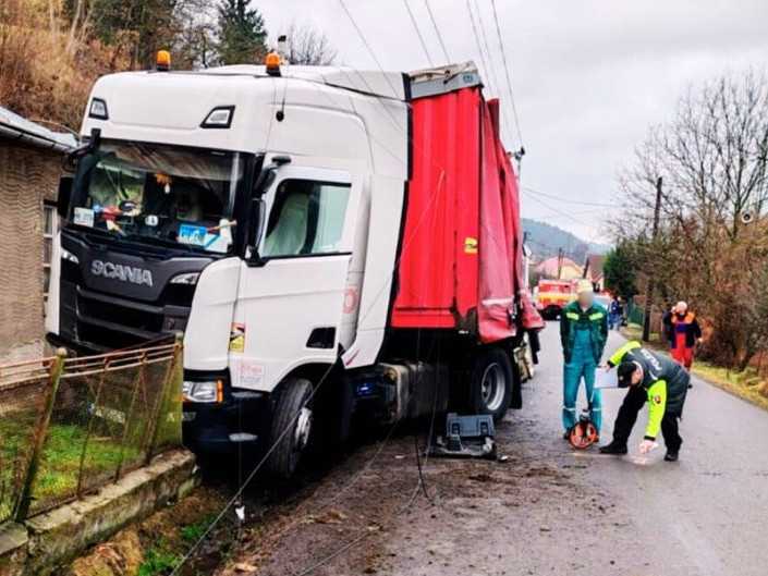 Opitý vodič kamiónu zišiel v obci pri Novej Bani z cesty, zrazil pri tom chodkyňu