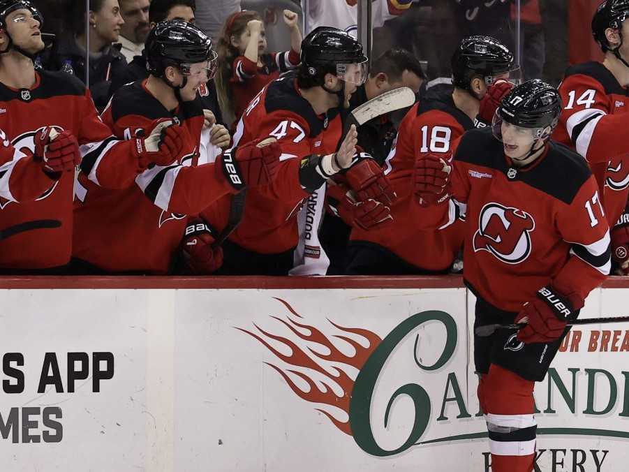 Slovenský obranca Šimon Nemec v drese New Jersey Devils.