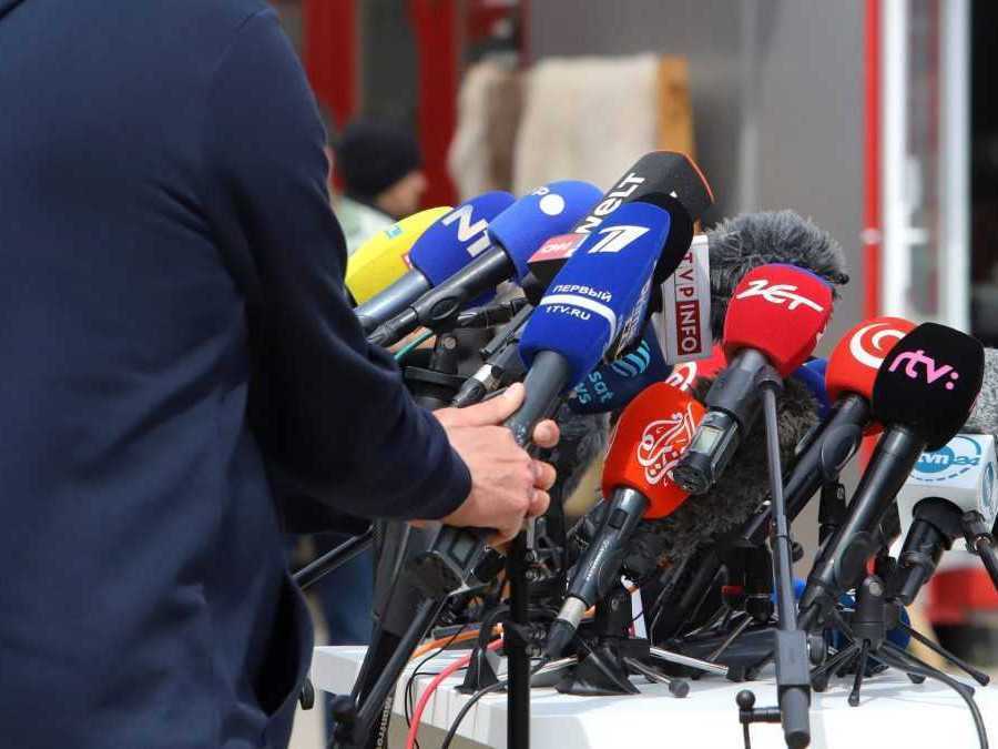 Na snímke novinári v areáli Rooseveltovej nemocnice v Banskej Bystrici.