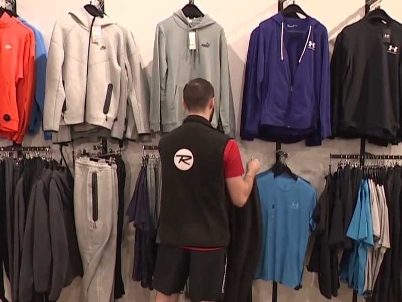 Predavač v obchode s oblečením a športovým vybavením.