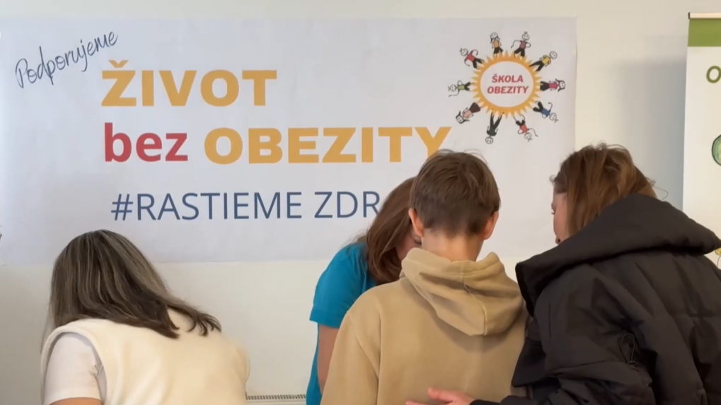 Obezita je čoraz väčším problémom aj u detí. Odborníci apelujú najmä na rodičov