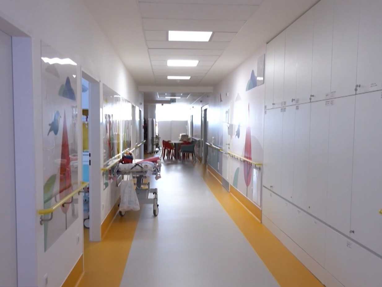 Nie vždy rodičia možnosť zostať s deťmi na oddelení majú.