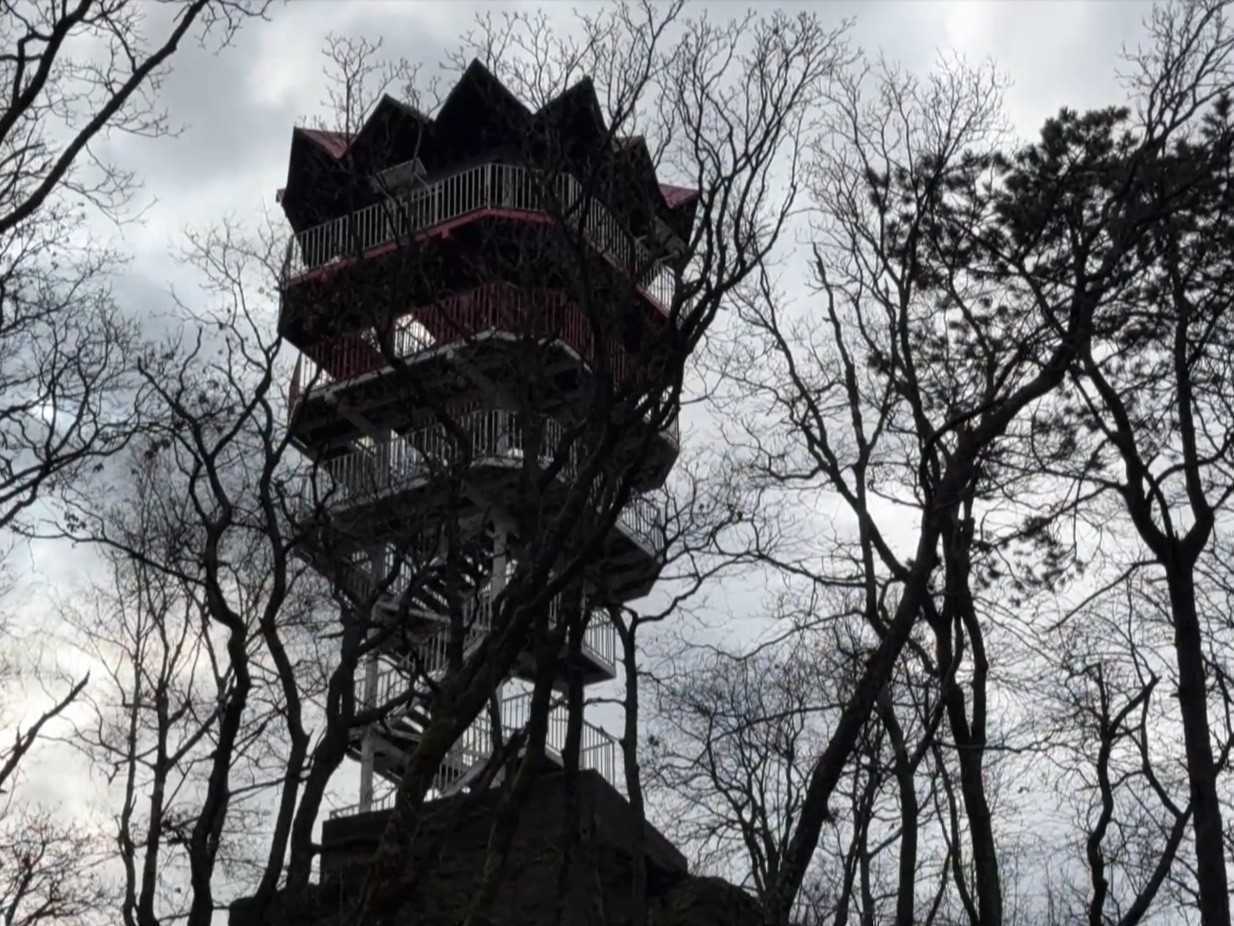 Súčasnú vyhliadkovú vežu postavili v roku 1987.