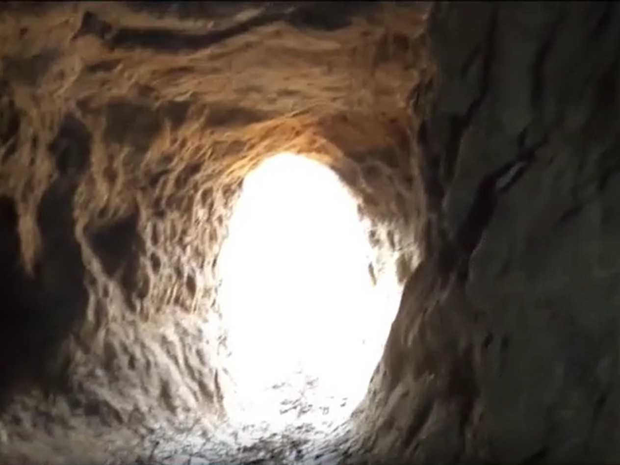 Jaskyňa má asi sedem metrov