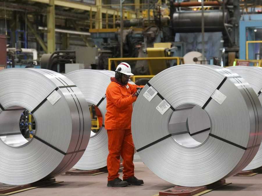 Na ilustračnej snímke pracovník v oceliarni.