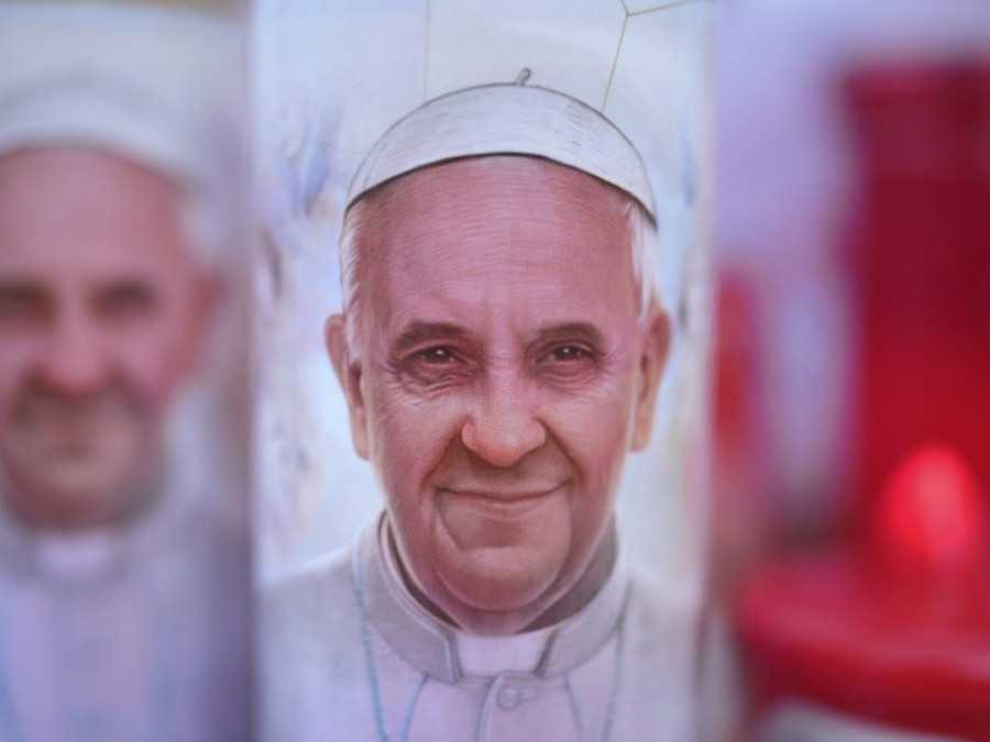 Sviečky pre pápeža Františka.