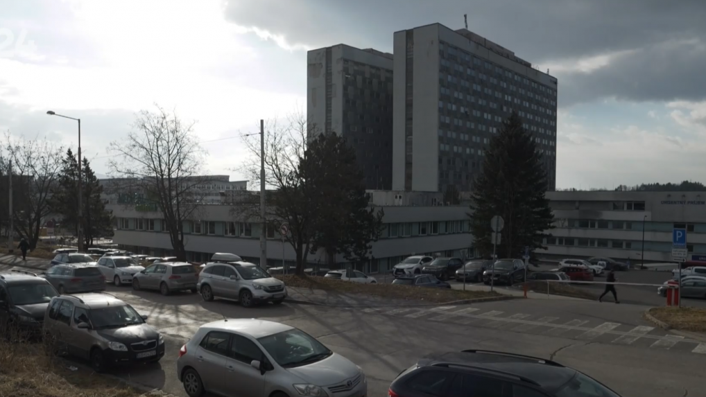 Pri Rooseveltovej nemocnici v Banskej Bystrici pacienti už zadarmo nezaparkujú