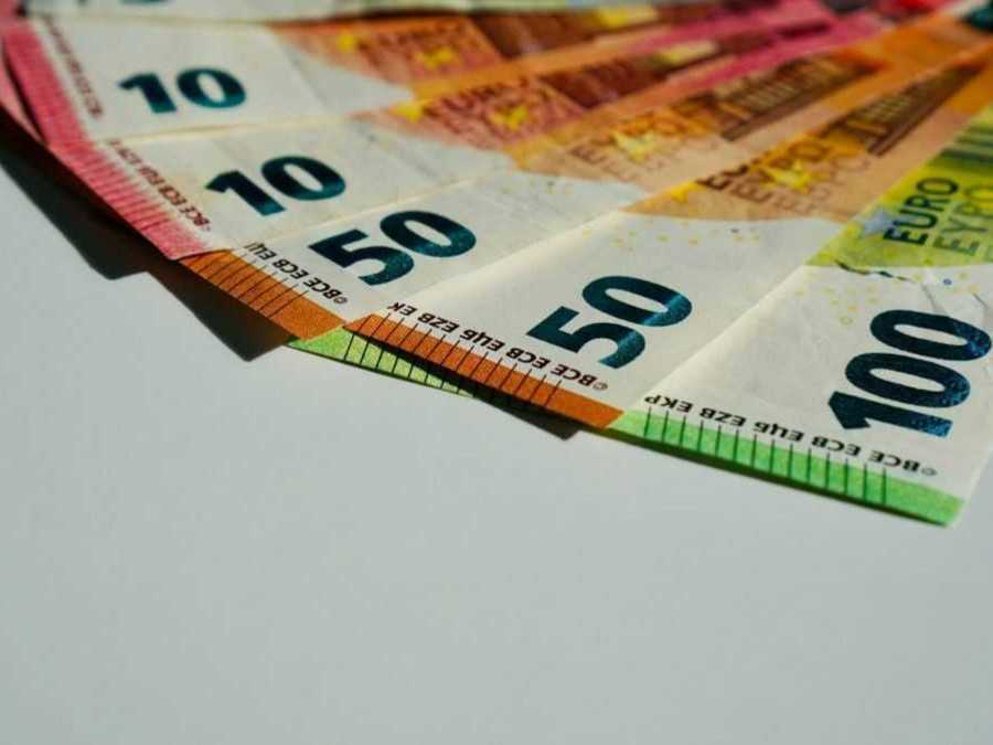 Na snímke eurobankovky.