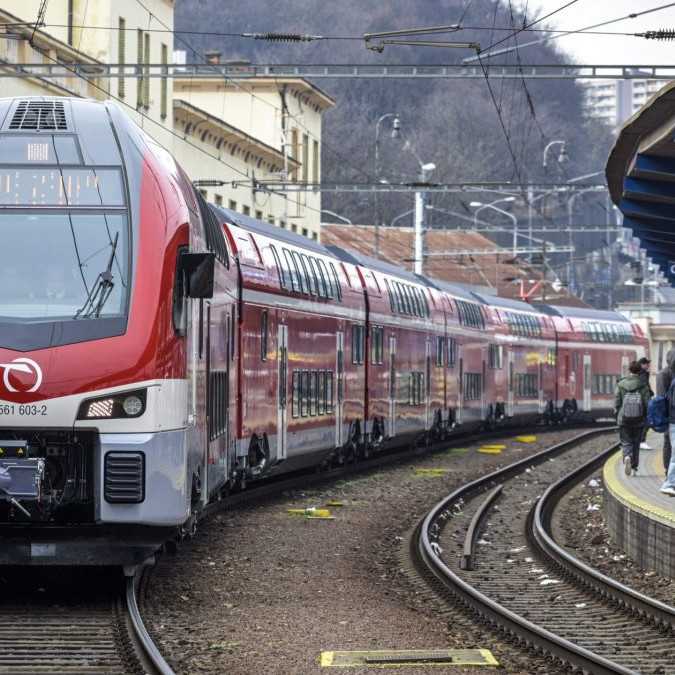 Petícia proti novému poplatku ZSSK poukazuje na to, že nie každý má smartfón a wifi tiež nie je všade. Dopravca problém nevidí