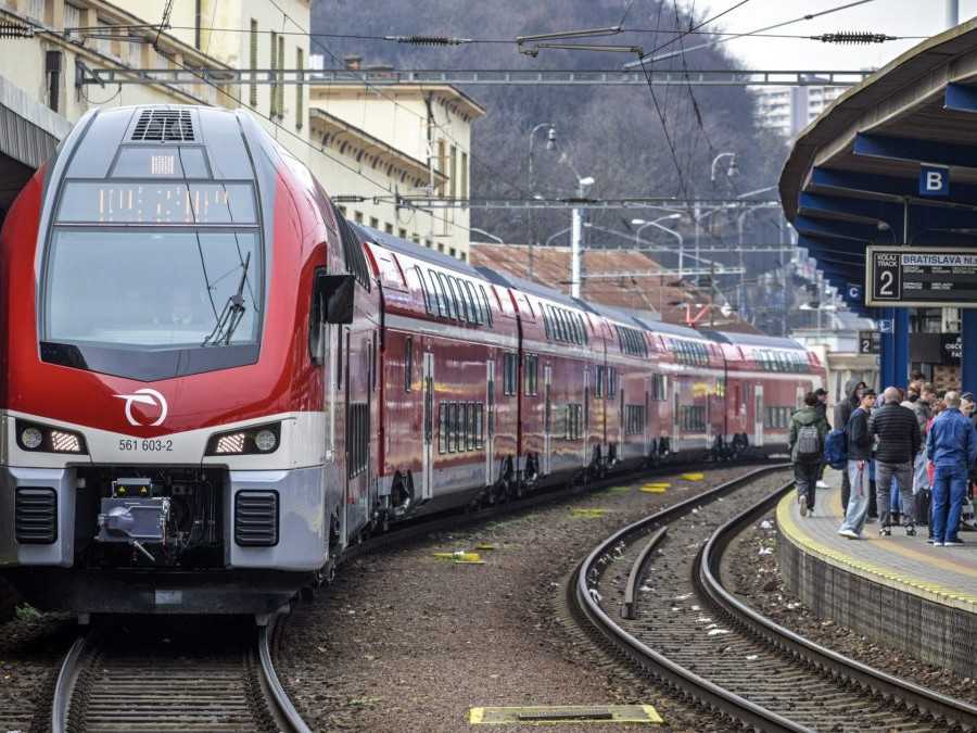 Petícia proti novému poplatku ZSSK poukazuje na to, že nie každý má smartfón a wifi tiež nie je všade. Dopravca problém nevidí