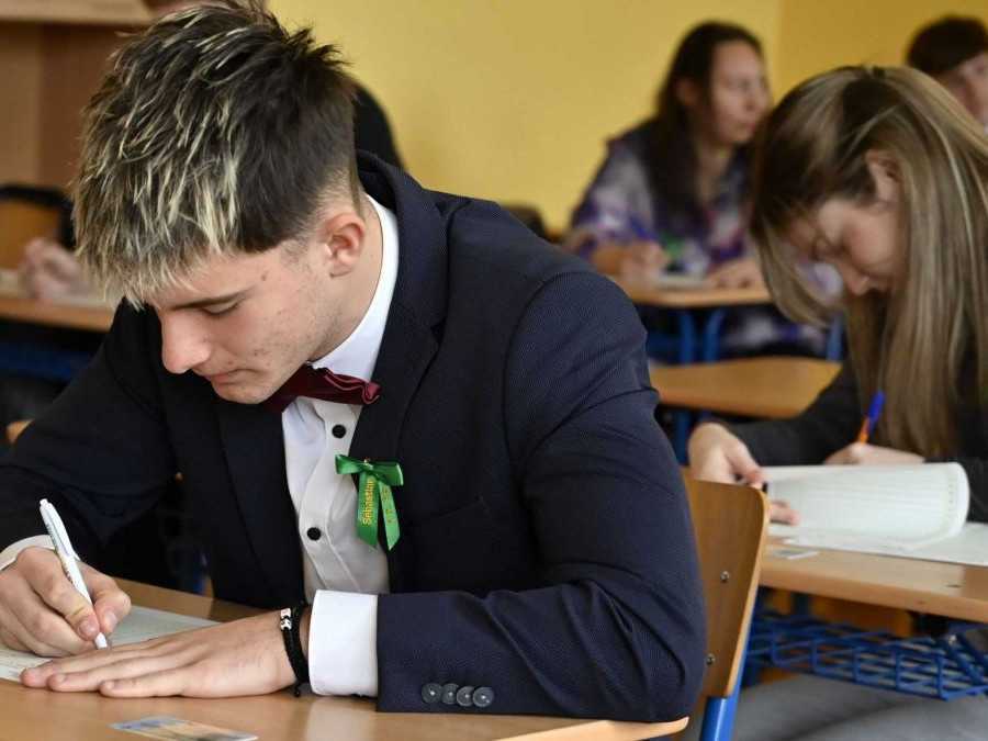 Študenti počas písomnej maturity v roku 2024.