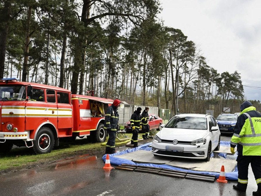 Na snímke prejazd vozidiel cez dezinfekčný brod pred vstupom do obce Plavecký Štvrtok.
