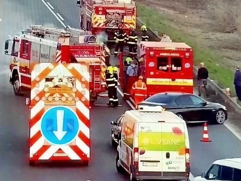 Horiace auto spôsobilo komplikácie na D1.