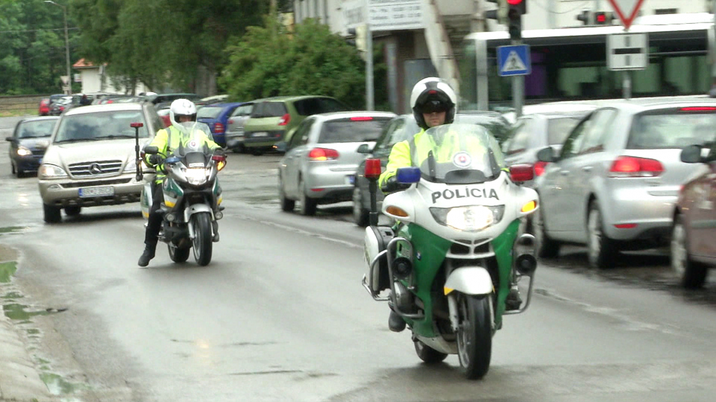 Rezort vnútra predĺžil novým policajtom povinnú službu v Bratislave. Chce tak riešiť ich nedostatok, odborári to kritizujú