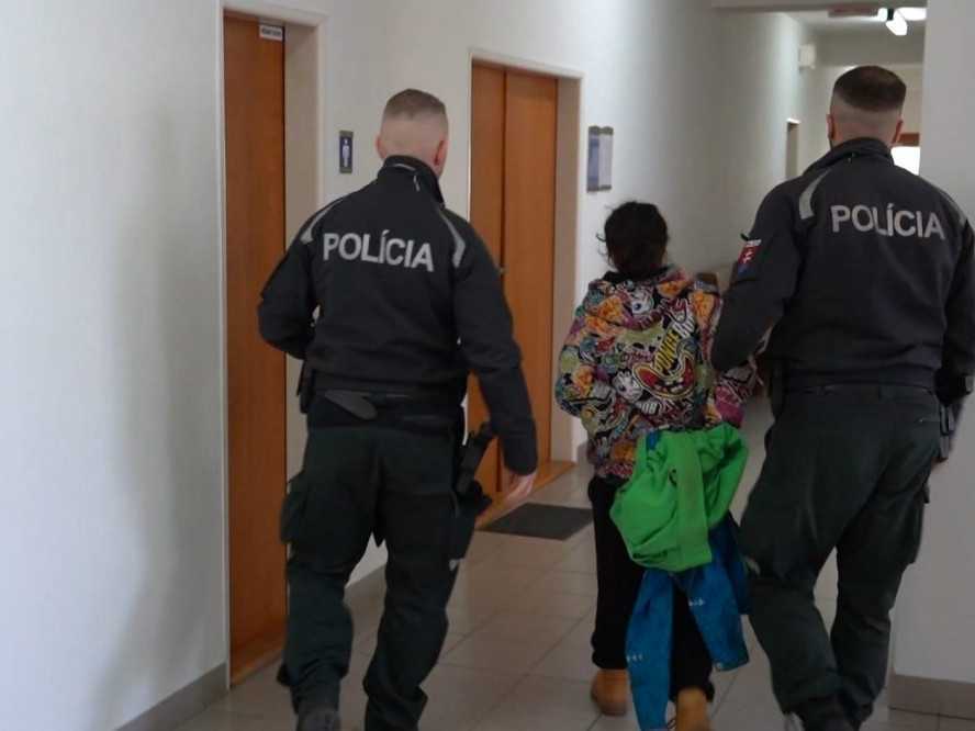 Jedna z obvinených v sprievode polície.