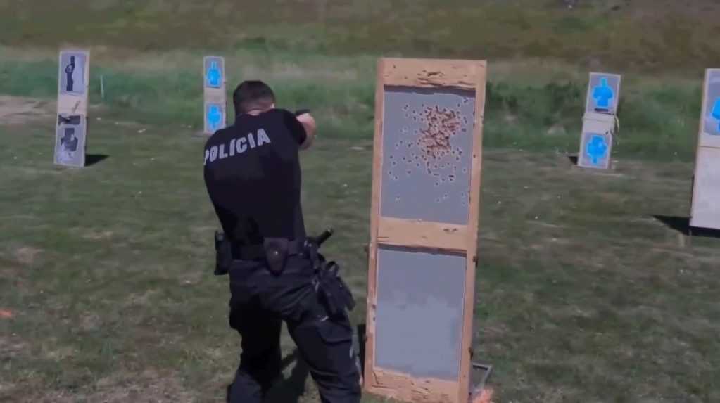 Streľba, výbuchy a zvuky vrtuľníka: Obyvateľom z Rusoviec znepríjemňuje život neďaleké cvičisko, riešenia neprichádzajú