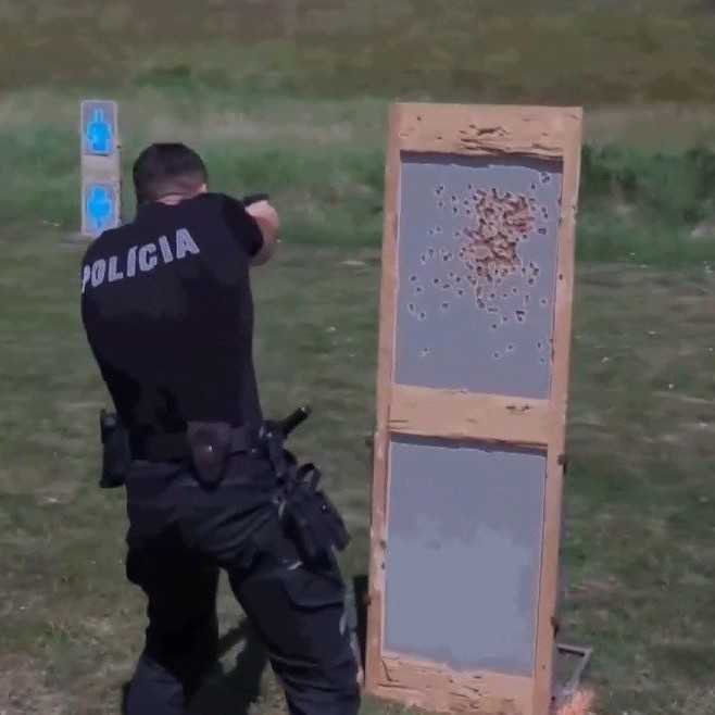 Streľba, výbuchy a zvuky vrtuľníka: Obyvateľom z Rusoviec znepríjemňuje život neďaleké cvičisko, riešenia neprichádzajú