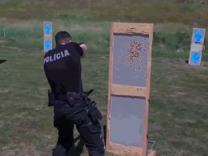 Streľba, výbuchy a zvuky vrtuľníka: Obyvateľom z Rusoviec znepríjemňuje život neďaleké cvičisko, riešenia neprichádzajú